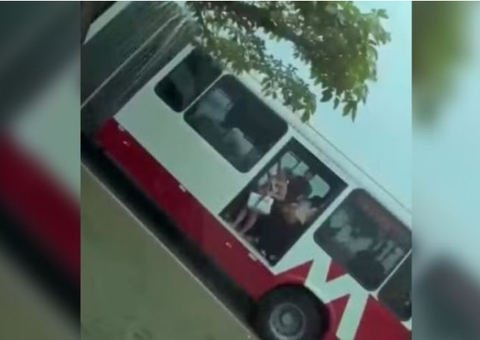 Passageiros pulam de ônibus para escapar de assalto em Manaus