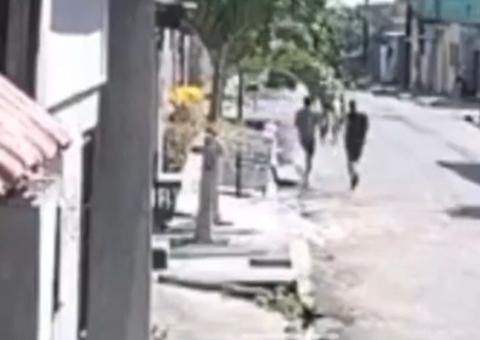 Vídeo mostra assaltantes fugindo após atirarem em dono de lan house em Manaus