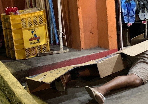 Dupla em moto mata detento do semiaberto na frente de mercadinho em Manaus