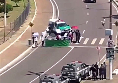 Familiares de detentos protestam por volta de visitas em presídios de Manaus