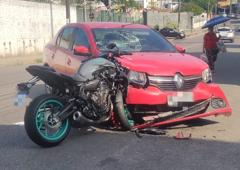 Moto fica encaixada em carro durante acidente com 2 feridos em  avenida de Manaus