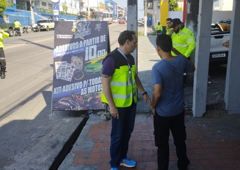 Prefeitura realiza Operação Calçada Livre e orienta comerciantes em Manaus