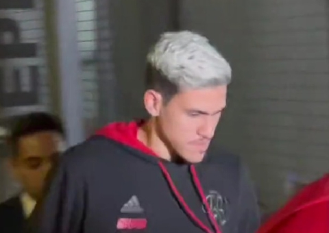 Vídeo mostra Pedro, do Flamengo, chegando em delegacia após agressão