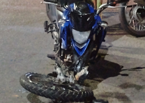 Homem fica ferido em acidente entre moto e carro em avenida de Manaus