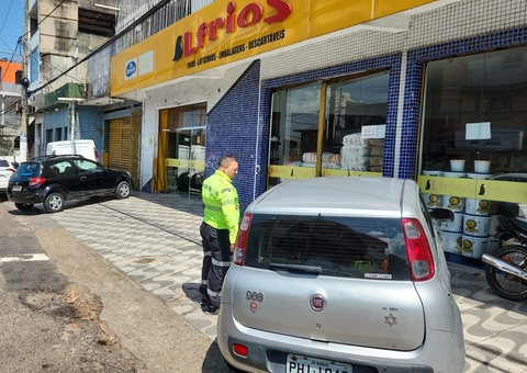 Fiscalização autua mais de 35 veículos em estacionamentos irregulares em Manaus