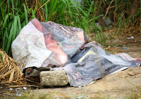Moradores ouvem tiros e encontram mulher morta em campo de futebol em Manaus
