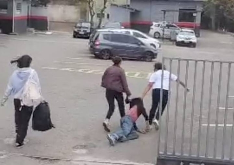 Suspeito de assédio é agredido e arrastado por mulheres até batalhão da PM; vídeo