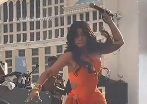 Microfone arremessado por Cardi B em plateia recebe lance de R$ 488 mil em leilão