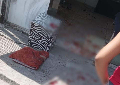 Barbeiro leva tiro no pescoço ao ser atacado por criminosos enquanto trabalhava em Manaus