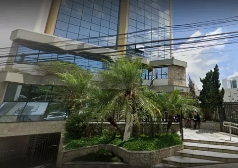 Demitido de banco por 'selinho' em namorada, homem reverte justa causa na Justiça