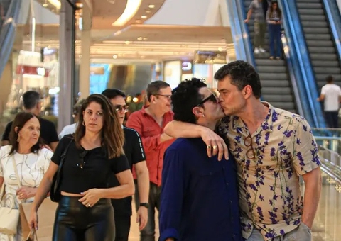 Casado há 18 anos, Carmo Dalla Vecchia é flagrado aos beijos com rapaz misterioso em Shopping