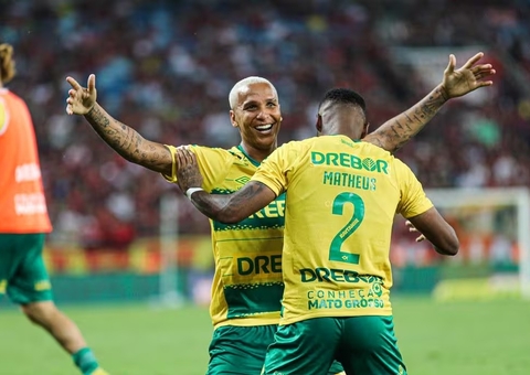 Cuiabá atropela Flamengo, com gol de carrasco Deyverson, na volta de Pedro