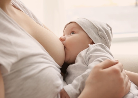 Aleitamento materno reduz em até 70% riscos de infecções na infância, diz estudo