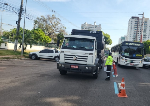 Veículos pesados são multados por circularem fora do horário permitido em Manaus