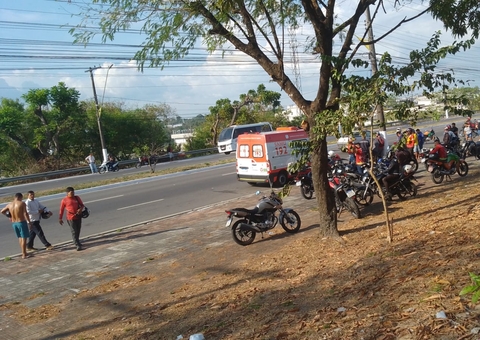 Mototaxista morre após colidir com poste em Manaus