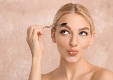 Tirar e descolorir sobrancelha pode ser prejudicial à saúde, alerta especialista