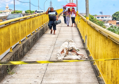 Corpo enrolado em manta é de homem executado com tiro na cabeça em Manaus