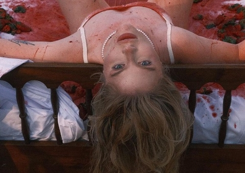 Luísa Sonza anuncia novo álbum com 'fotos sangrentas' na cama; veja