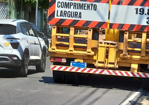Passagem subterrânea em Manaus é interditada após acidente com carreta
