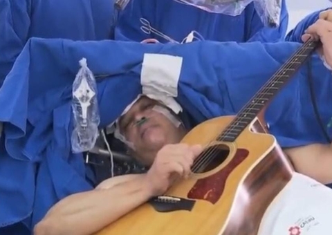 Paciente toca violão e canta durante cirurgia de retirada de tumor no cérebro