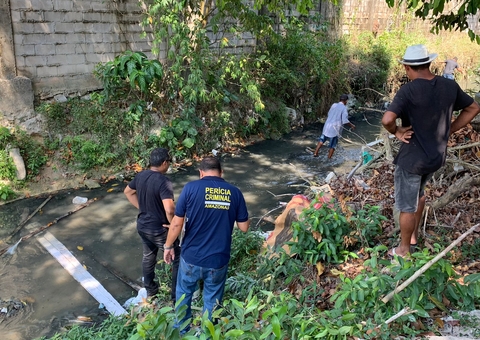 Criminosos matam homem a tiros e abandonam corpo em igarapé em Manaus