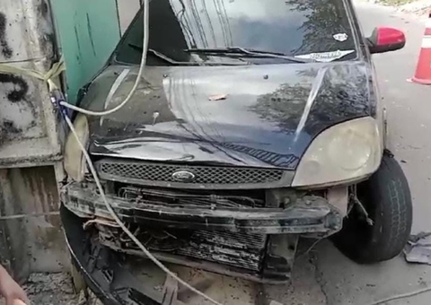 Motoristas ficam feridos em colisão violenta entre carros em Manaus