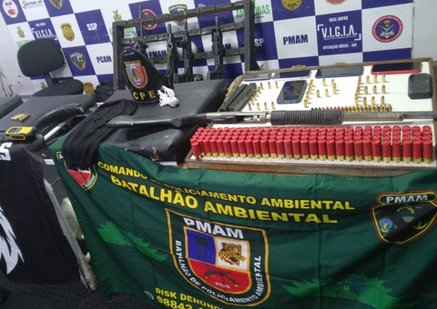 Criminosos trocam tiros com PMs e abandonam lancha blindada carregada de armas no Amazonas