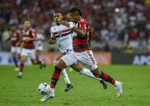 Lucas marca, Flamengo se salva com pênalti no fim e empata com São Paulo