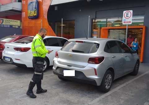 Fiscalização flagra motoristas sem credencial em vagas para PcDs em Manaus