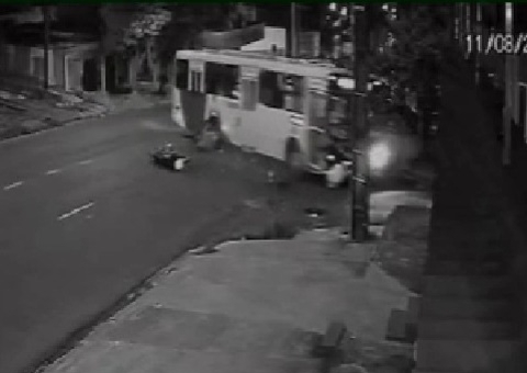 Motociclista morre após bater violentamente contra ônibus em avenida de Manaus