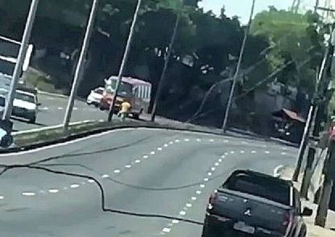 Vídeo: caminhão bate em poste e derruba fiação em avenida de Manaus