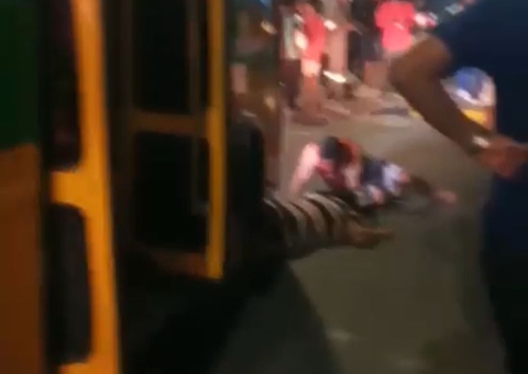 Acidente entre micro-ônibus e motocicleta deixa feridos em Manaus; vídeo