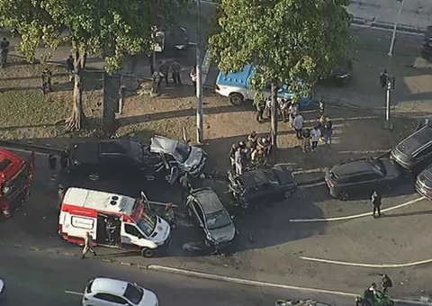 Engavetamento com sete carros no Rio deixa três feridos, um em estado grave