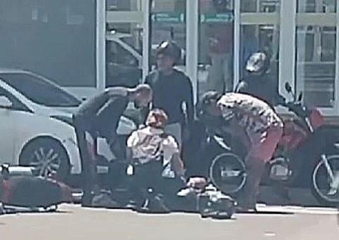 Vídeo: Mulher fica ferida em acidente com moto e carro em Manaus