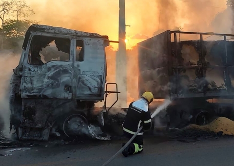 Incêndio destrói carreta na BR-174