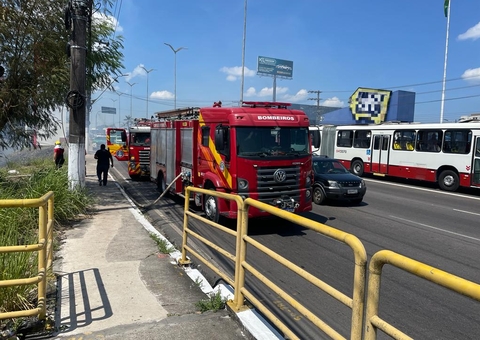 Incêndio destrói terreno e assusta populares na avenida Torquato Tapajós