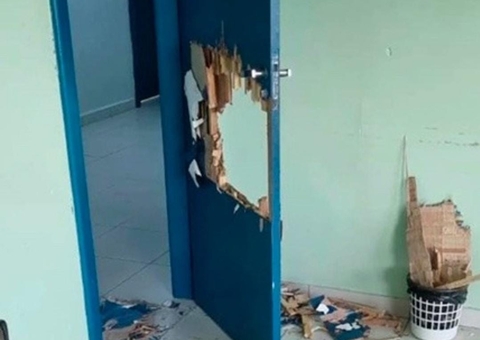 Estudante dorme e destrói porta de faculdade após ficar trancado em Manaus