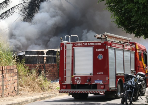 Bombeiros estavam a caminho de outro incêndio quando avistaram ferro-velho pegando fogo em Manaus