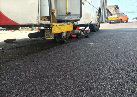 Homem escapa de ser esmagado após moto ir parar debaixo de ônibus em Manaus
