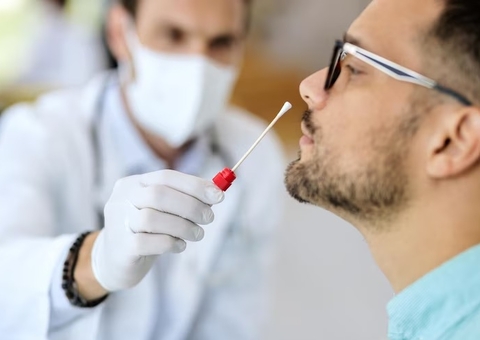 Casos de Covid-19 no mundo aumentam 68%, mas mortes caem 48%