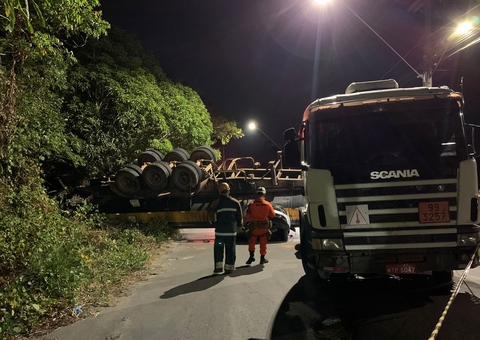 Passageira estava em carro de app esmagado por carreta em Manaus; vítimas morreram
