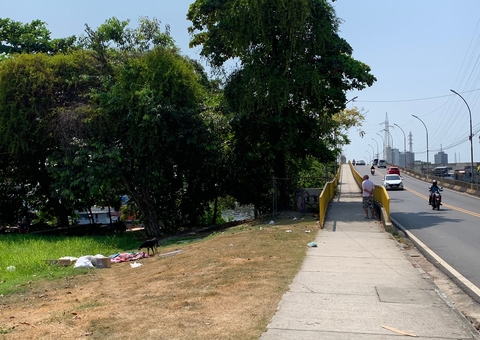 Enrolado em lona, corpo é encontrado ao lado de ponte em Manaus 