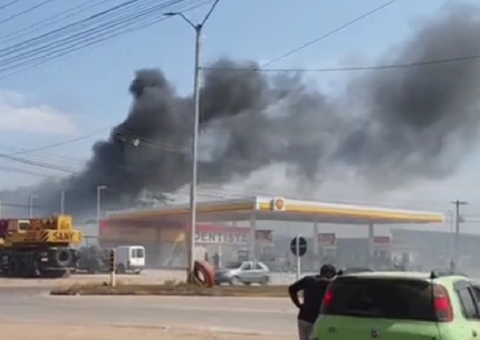 Vídeo: Incêndio em ferro-velho por pouco não atinge posto de combustíveis no Amazonas