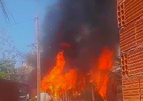 Vídeos: Casa de madeira é totalmente destruída durante incêndio em Manaus