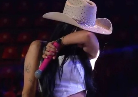 Ana Castela chora após não atingir tom de música em show de Barretos 