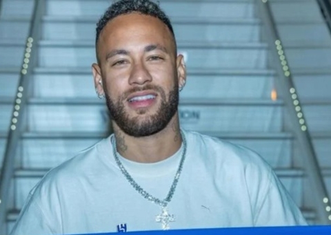 Torcida do PSG comemora saída de Neymar com faixa em estádio