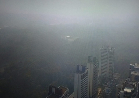 Fumaça de queimadas cobre céu de Manaus nesta segunda-feira