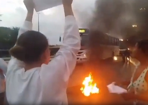 Velório de idoso é feito no meio da rua em protesto