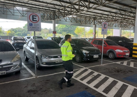 Motoristas são autuados por uso irregular de vagas especiais em Manaus