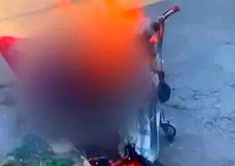 Vídeo: Moradores de rua queimam homem vivo dentro de carrinho de compras